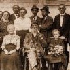 Rodinná oslava u Ignáta Slowaka sedícího uprostřed v roce 1927