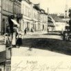 Svobodská hlavní ulice na pohlednici z roku 1906. Čp. 34 vlevo uprostřed s balkonem 