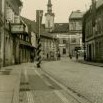 Pohled do hlavní ulice s tiskárnou v roce 1945 