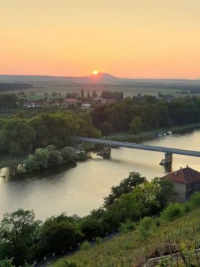 Západ slunce nad Řípem dnes v 19:55 (foto Erika Dobrovičová)