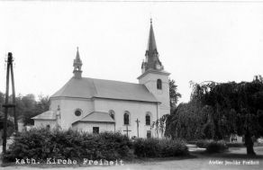 Svobodský kostel na pohlednici z 1. pol. 20. století